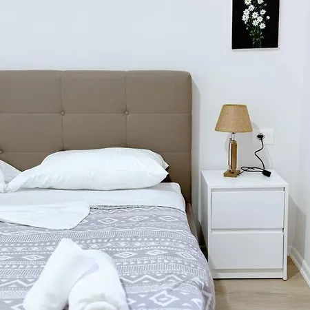 Apartment Aem 1 Bedroom Apt #8 *
